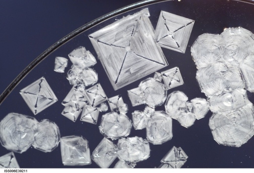 NaCl-kristaller (https://www.flickr.com/photos/nasamarshall/5399425433)