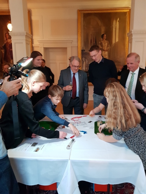 Nobelpristagaren 2019 tillsammans med elever från Sollentuna
